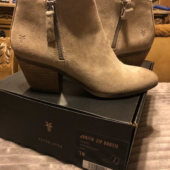 🔥 🔥 Beautiful Frye booties 🔥 🔥 - Picture 4 of 8